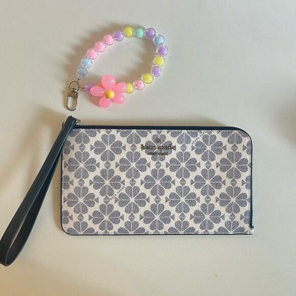 KATE SPADE NWOT Leather Lucy Spade Flower Wristlet, Beaded Bag Charm INCLUDED! - Picture 2 of 8